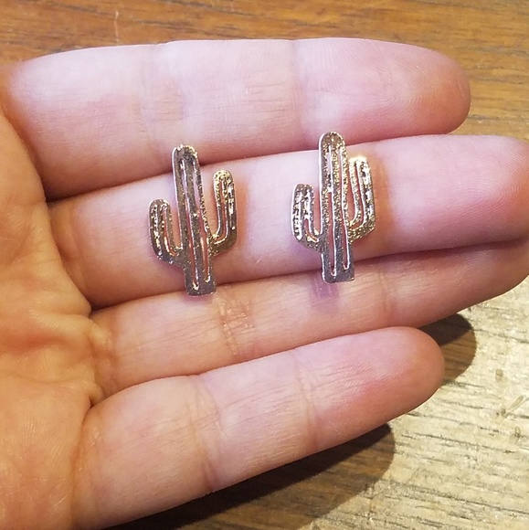 NWOT Adorable Rose Gold Cactus Studs - Picture 4 of 7